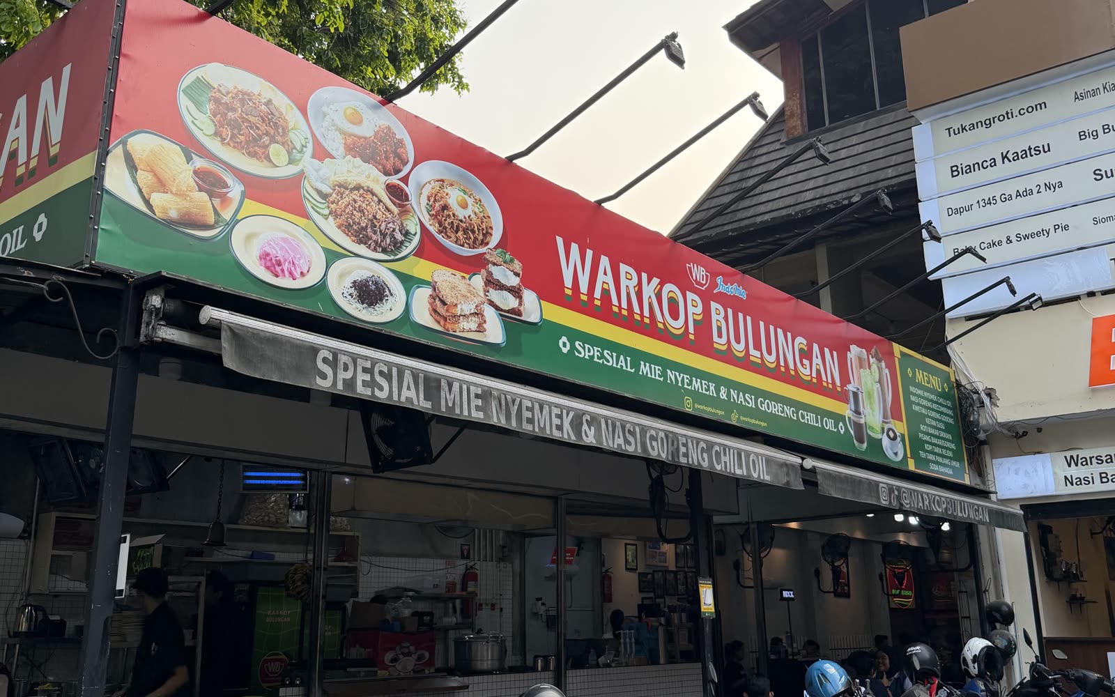 Fasad Warkop Bulungan Blok M di Jl. Bulungan No. 8