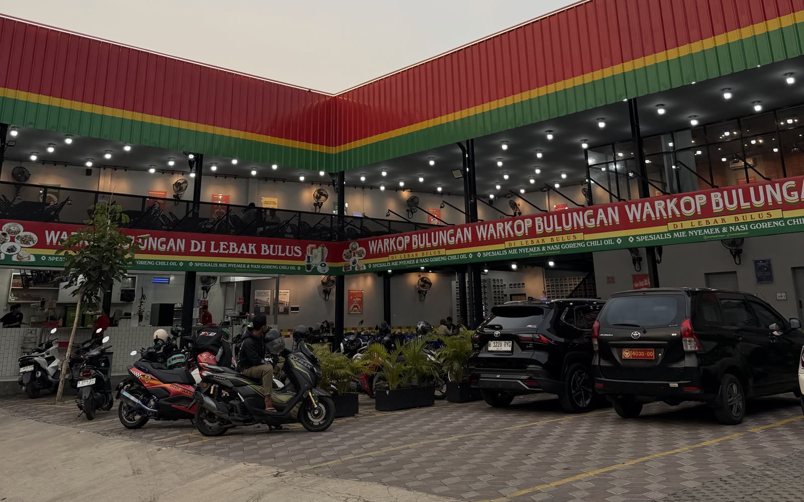 Gedung Warkop Bulungan Lebak Bulus dengan fasad merah-kuning-hijau