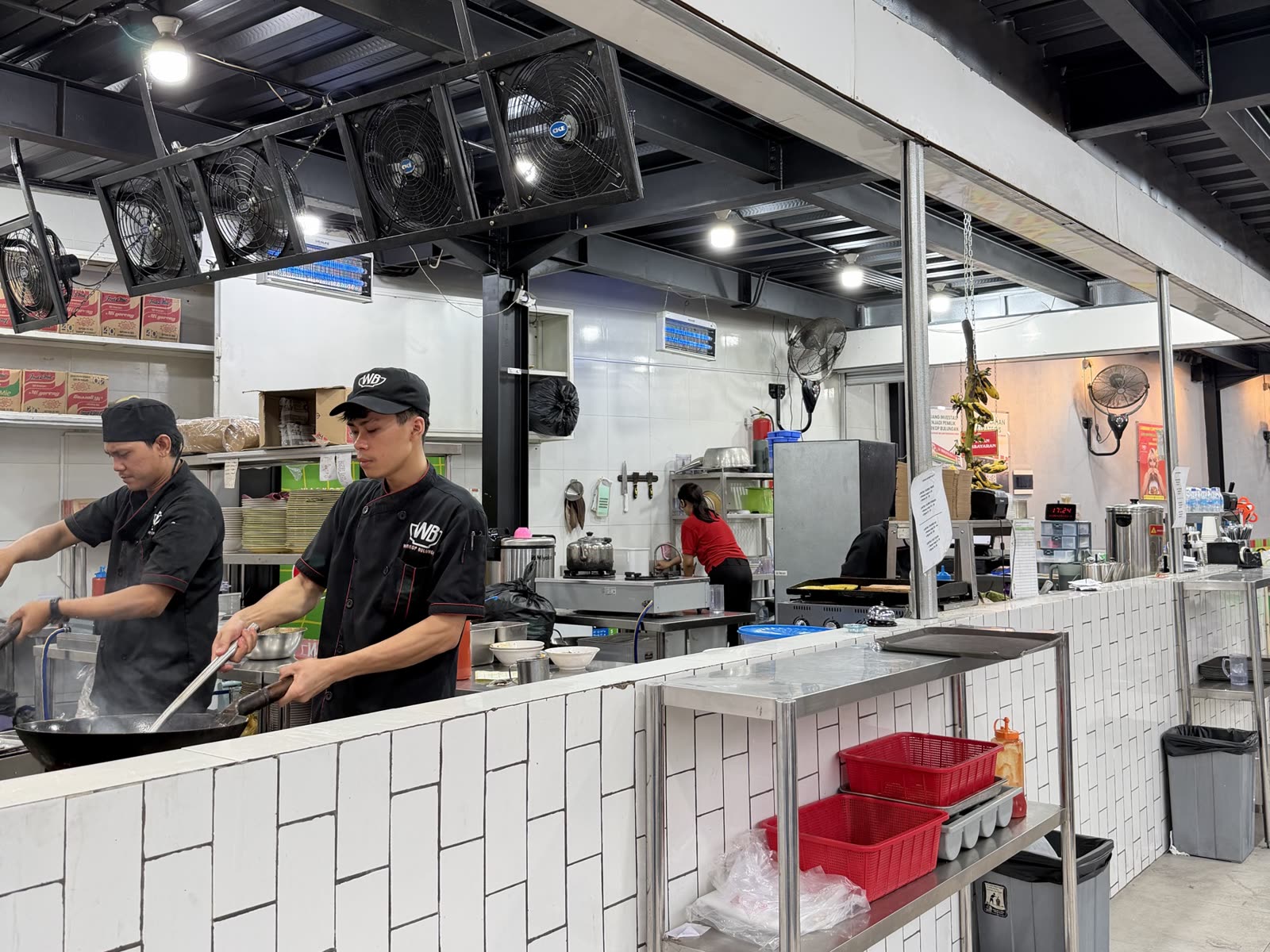 Dapur terbuka Warkop Bulungan Lebak Bulus dengan counter ubin putih