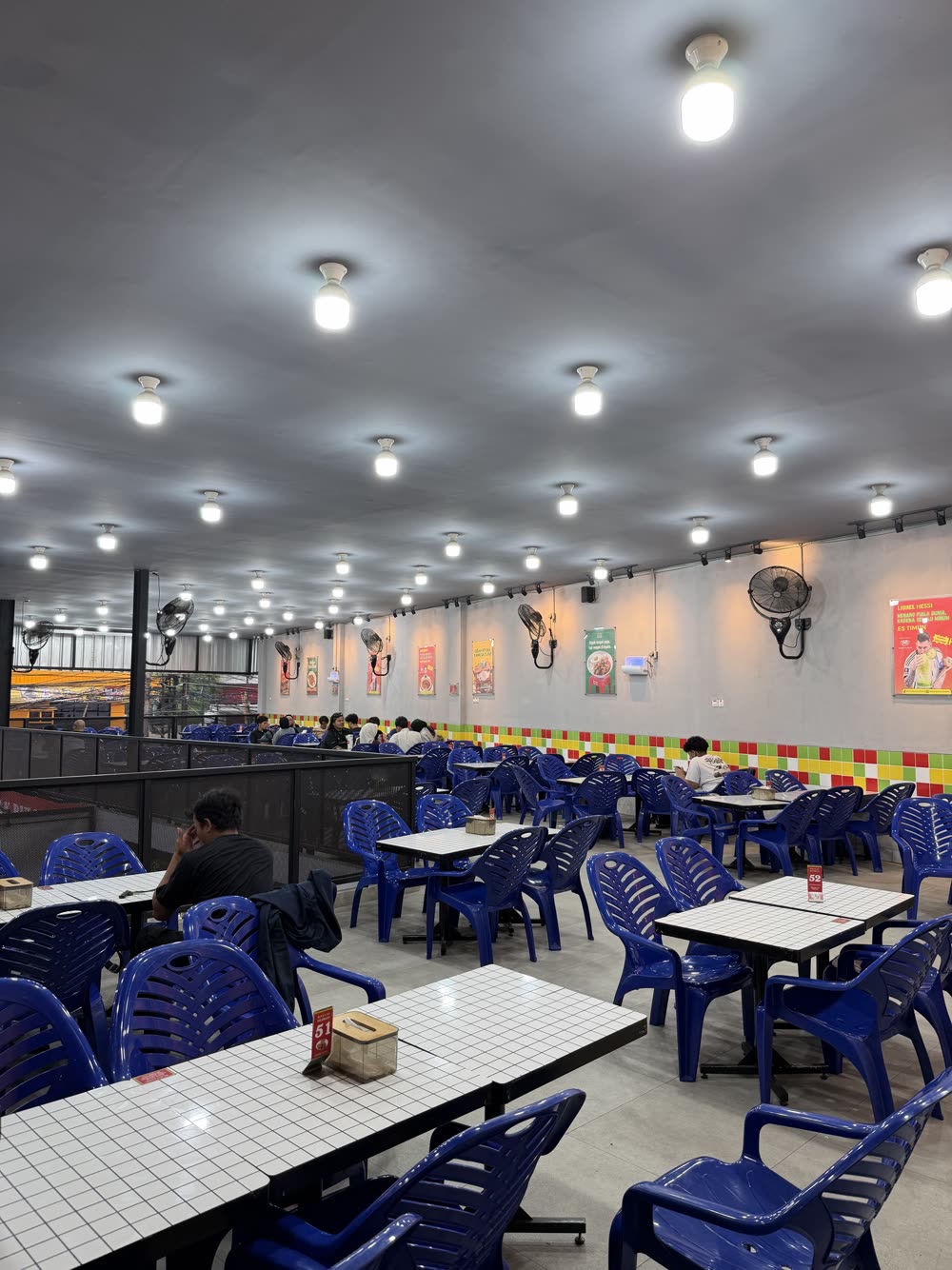 Aula Warkop Bulungan Lebak Bulus di malam hari
