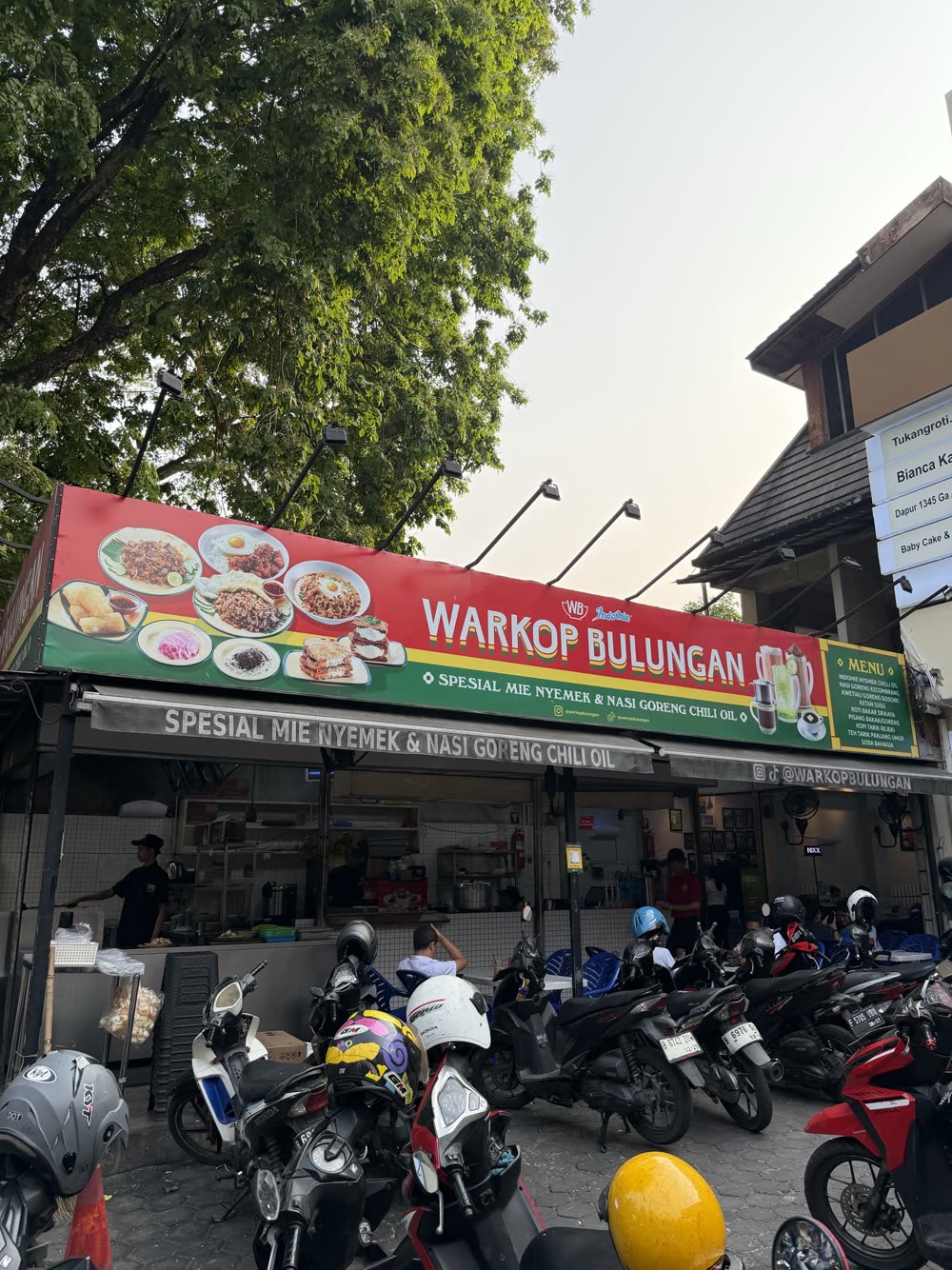 Fasad Warkop Bulungan Blok M di pagi hari