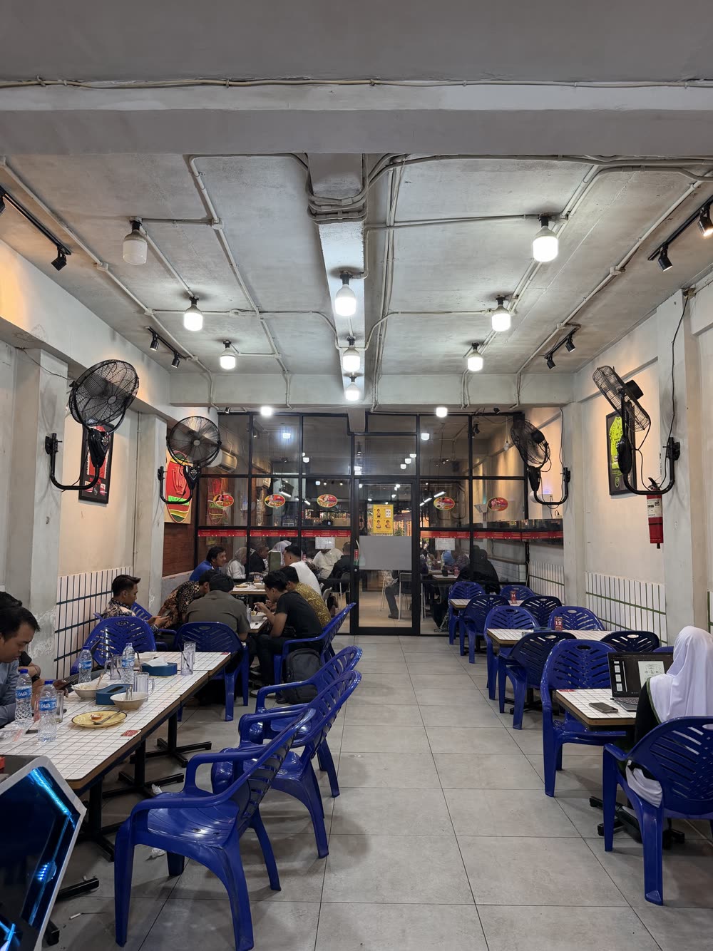 Ruang makan Warkop Bulungan Blok M saat jam makan siang