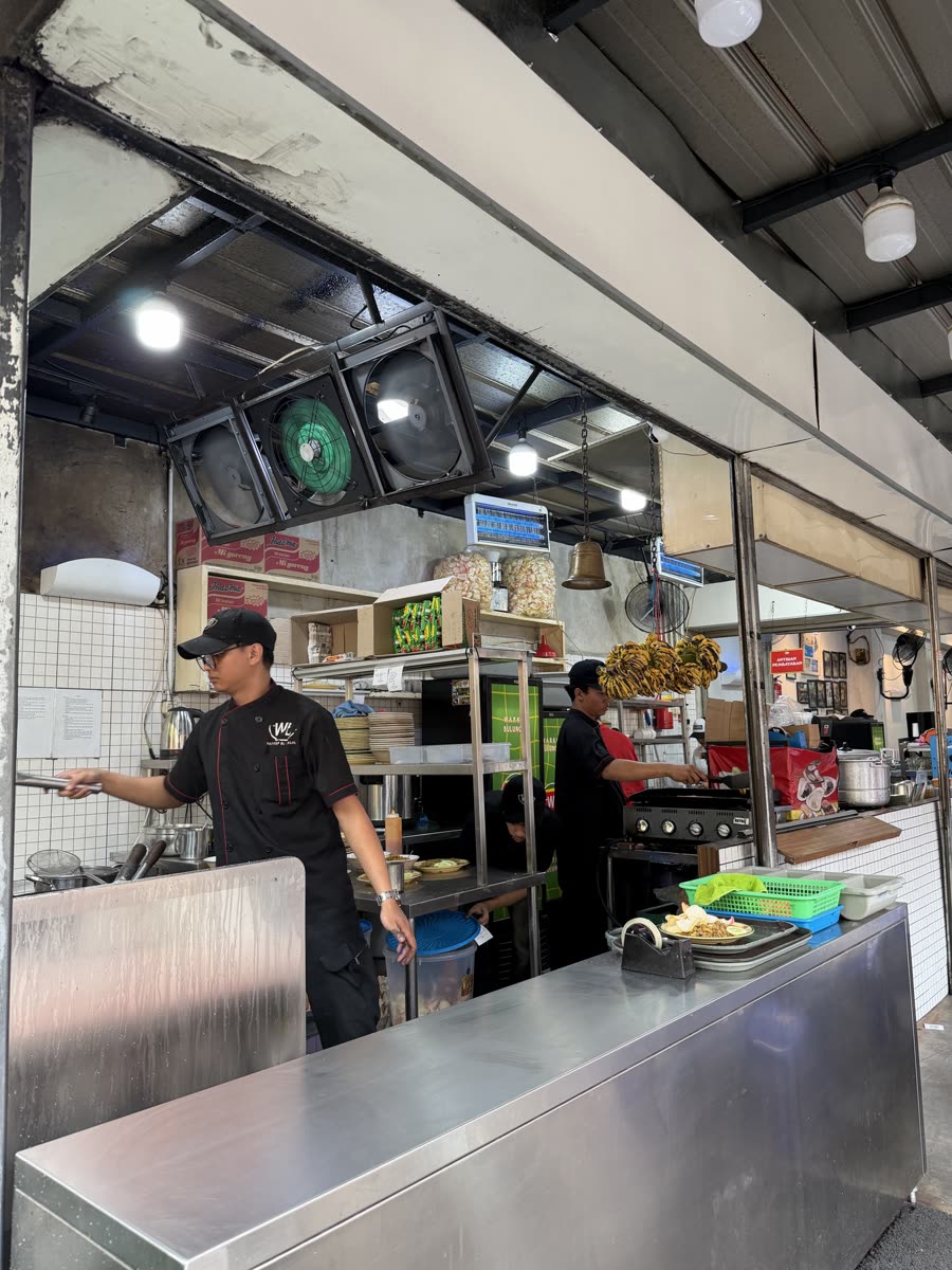Dapur terbuka Warkop Bulungan Blok M