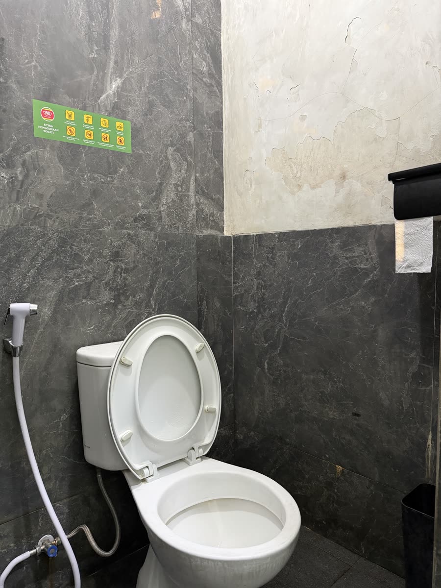 Toilet bersih Warkop Bulungan Blok M